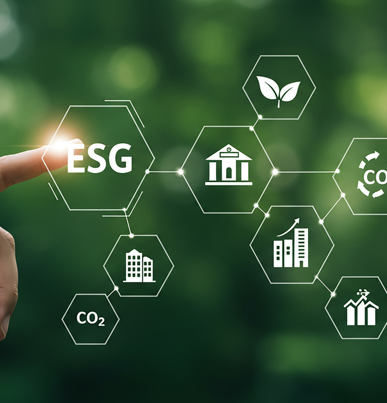 Eine Hand, die das ESG-Symbol mit Umwelt- und Nachhaltigkeitssymbolen auf grünem Hintergrund berührt