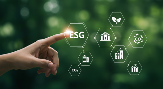 Eine Hand, die das ESG-Symbol mit Umwelt- und Nachhaltigkeitssymbolen auf grünem Hintergrund berührt