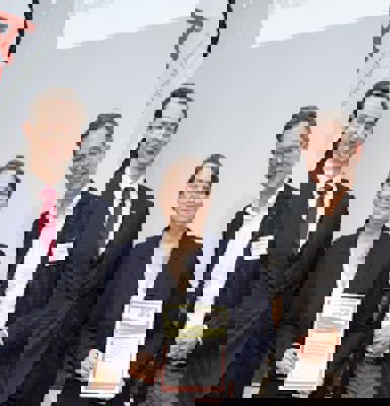 Doris Hofbauer (Takeda) und Johannes Riedl (AIT) nehmen den Preis für das Projektteam entgegen.