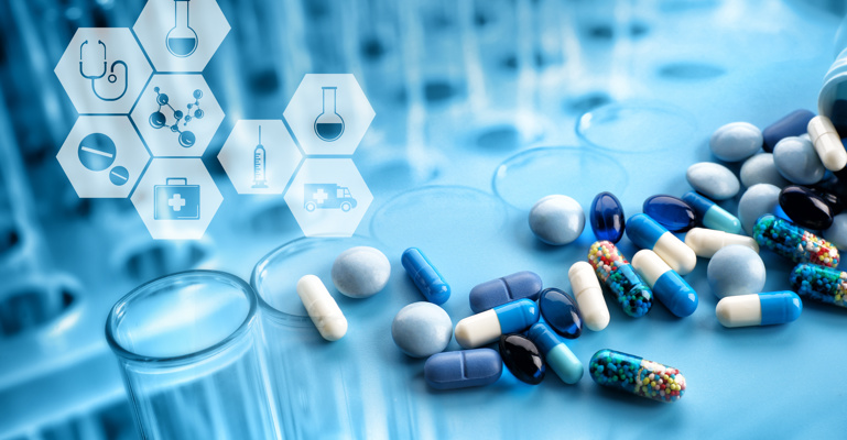 Reagenzgläser mit Pillen und medizinischen Symbolen als Konzept der Gesundheitsversorgung